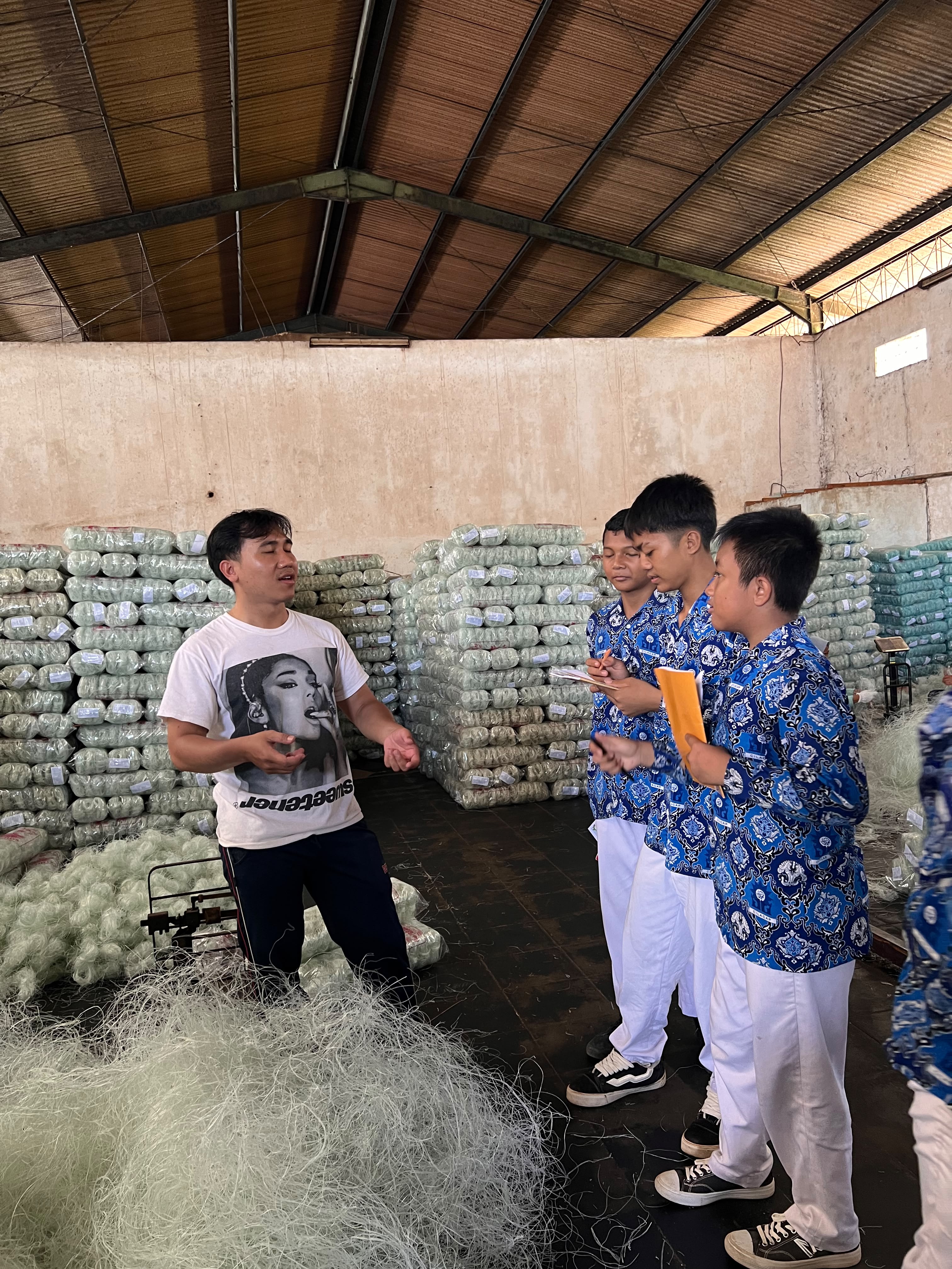 Siswa SMP Muhammadiyah 1 Kroya Outing Class ke Pabrik Sohun