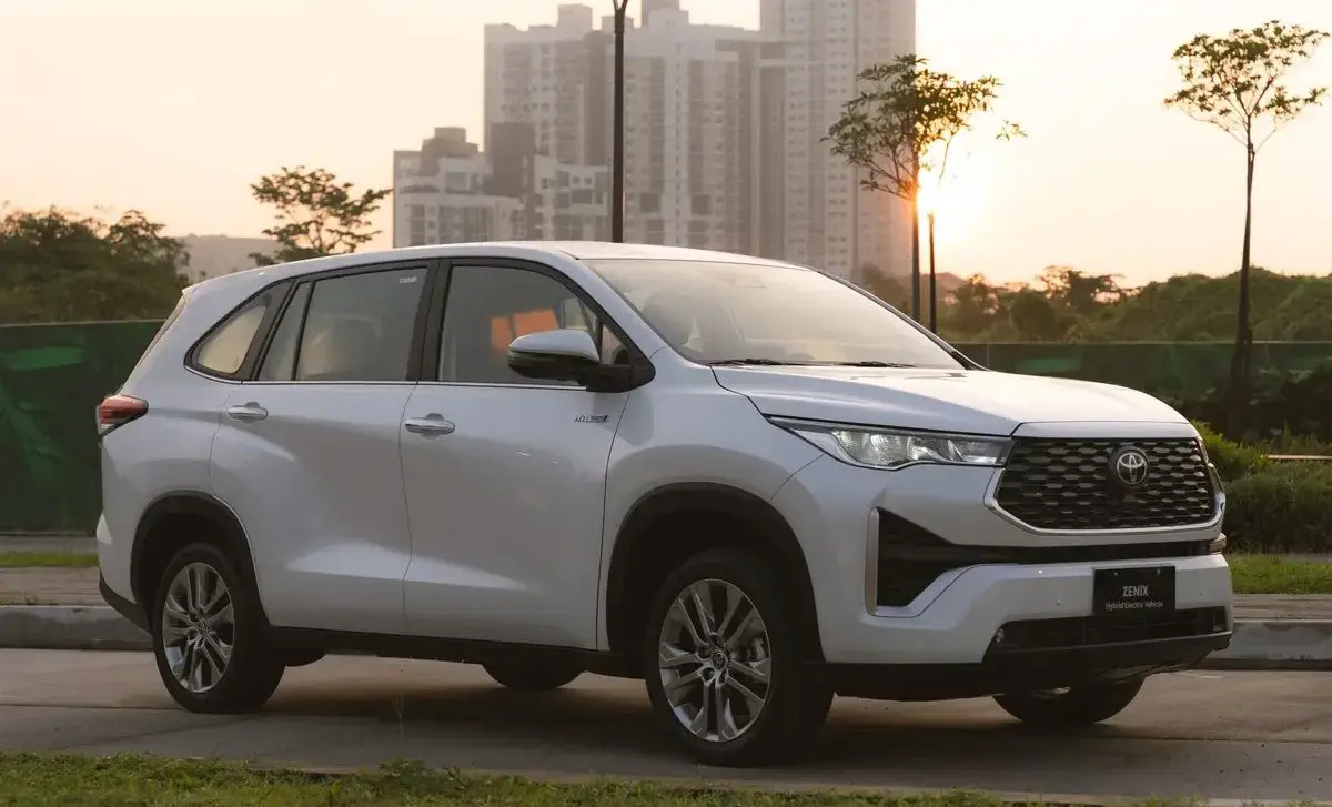 Begini Perbedaan Mobil Mitsubishi Destinator Dengan Toyota Innova Zenix!