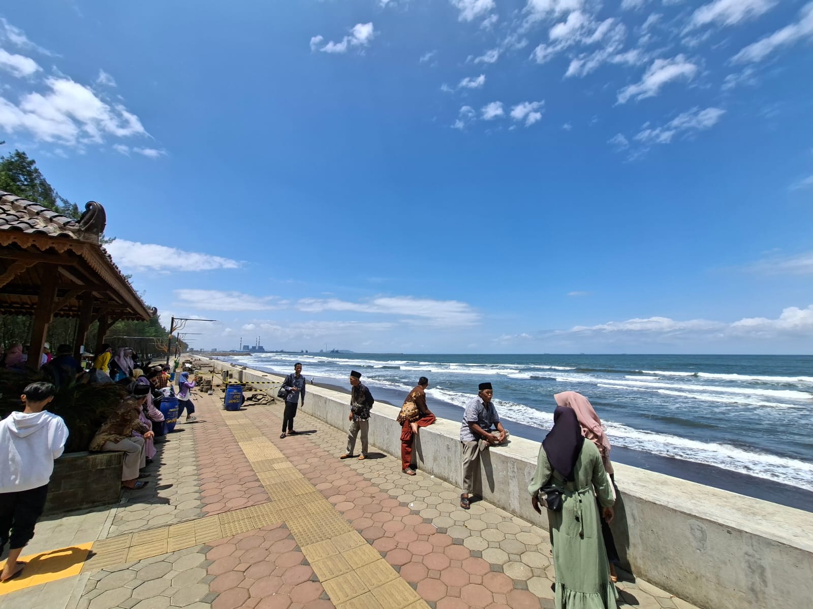 Libur, Pengunjung Pantai Kemiren Cilacap Alami Lonjakan