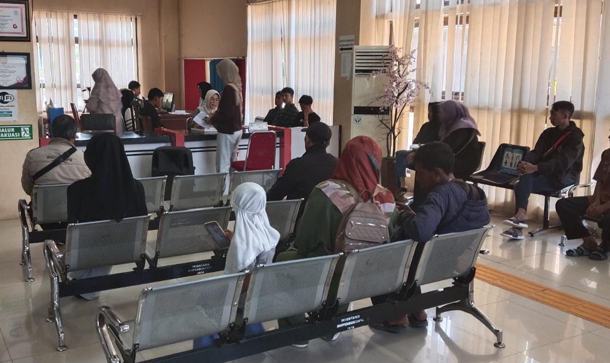 Ratusan Orang Manfaatkan Pelayanan Adminduk di Kantor Dinpendukcapil Selama Libur Lebaran