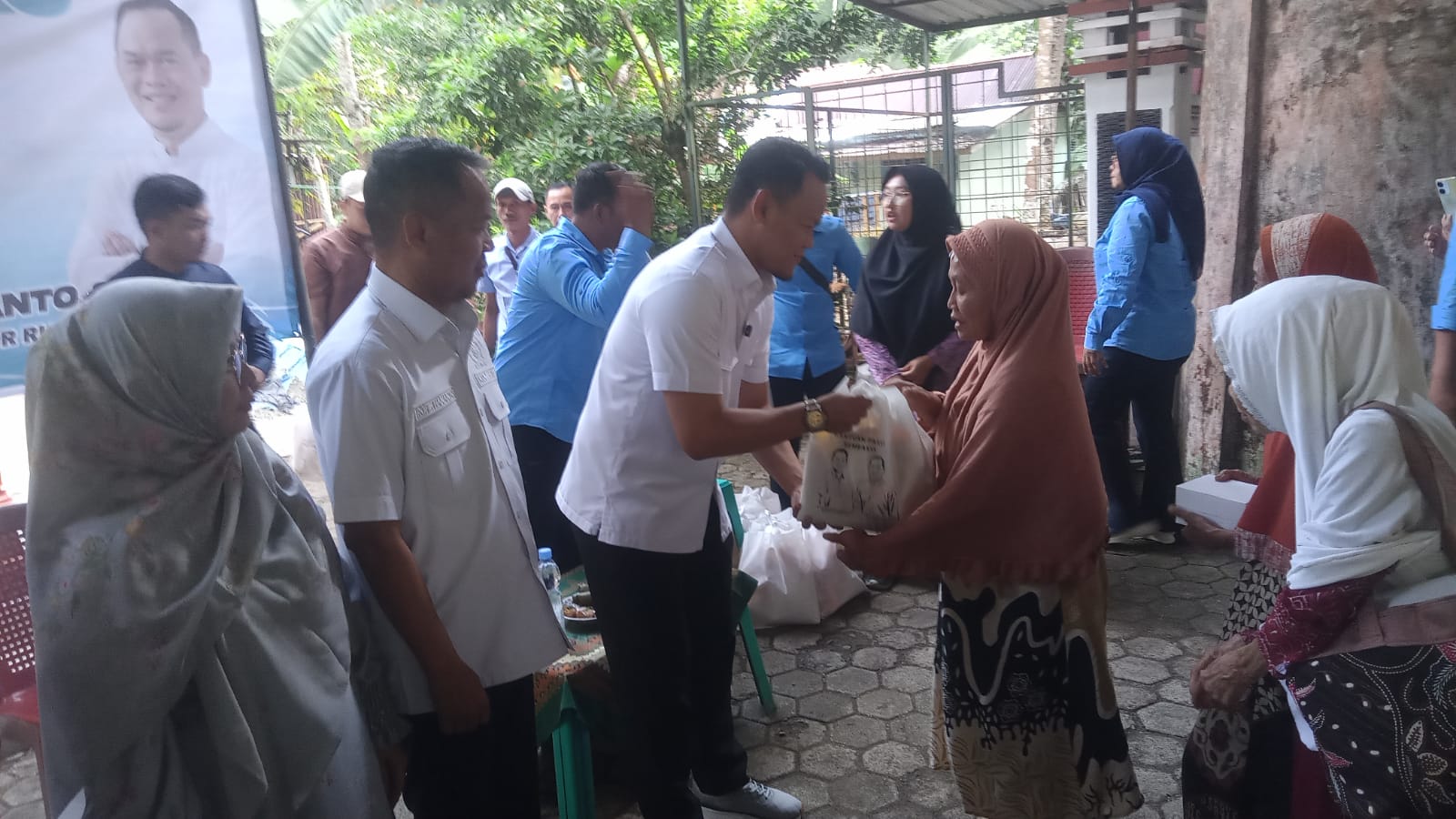 Bupati Fahmi dan Rofik Hananto Salurkan 135 Paket Sembako ke Warga Desa Arenan Purbalingga