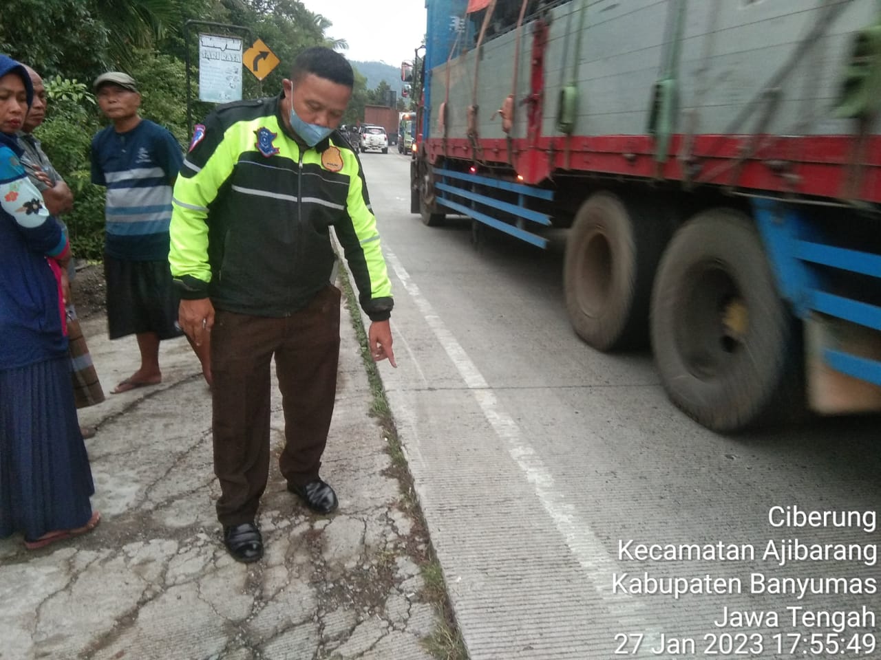 Salip Truk Trailer di Jalan Raya Ajibarang - Cilongok, Pengendara Motor Tewas Ditempat