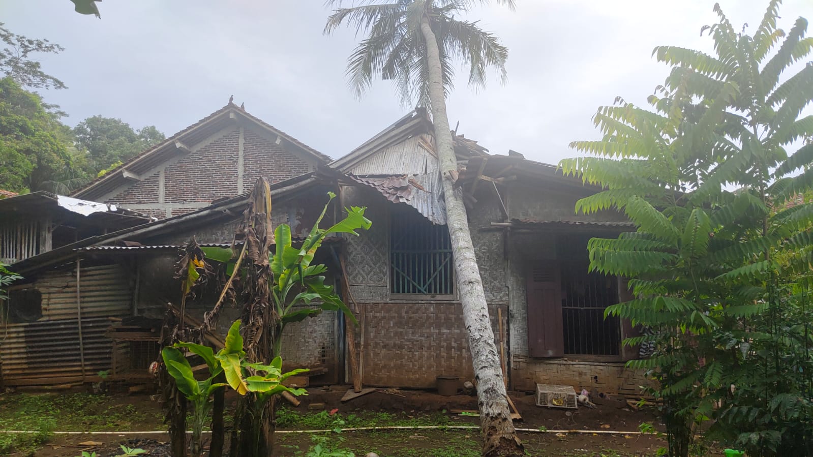 Puluhan Bangunan Rusak Akibat Cuaca Ekstrem Di Cilacap