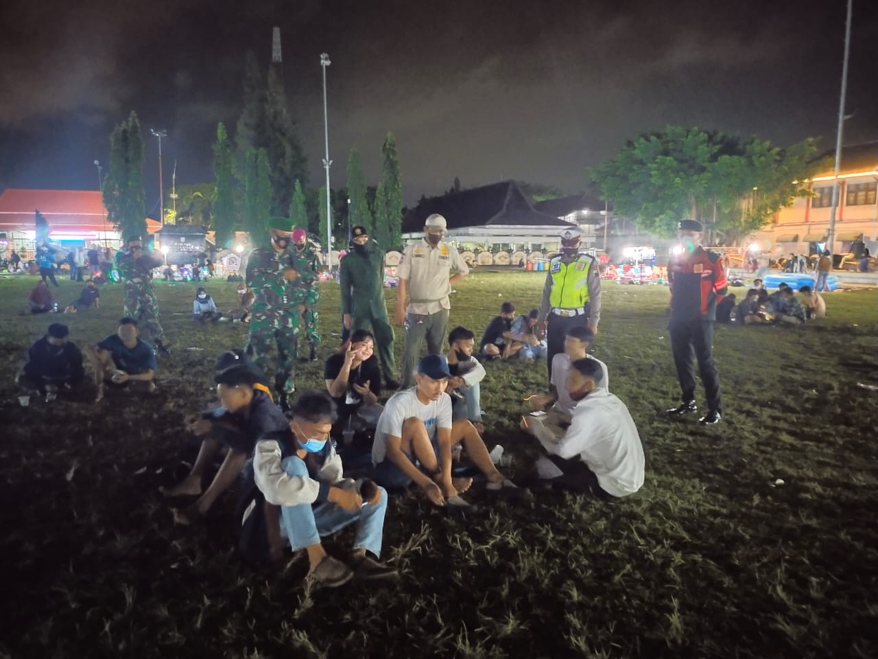 Satpol PP Cilacap Beri Teguran Persuasif pada Pengamen Alun-Alun