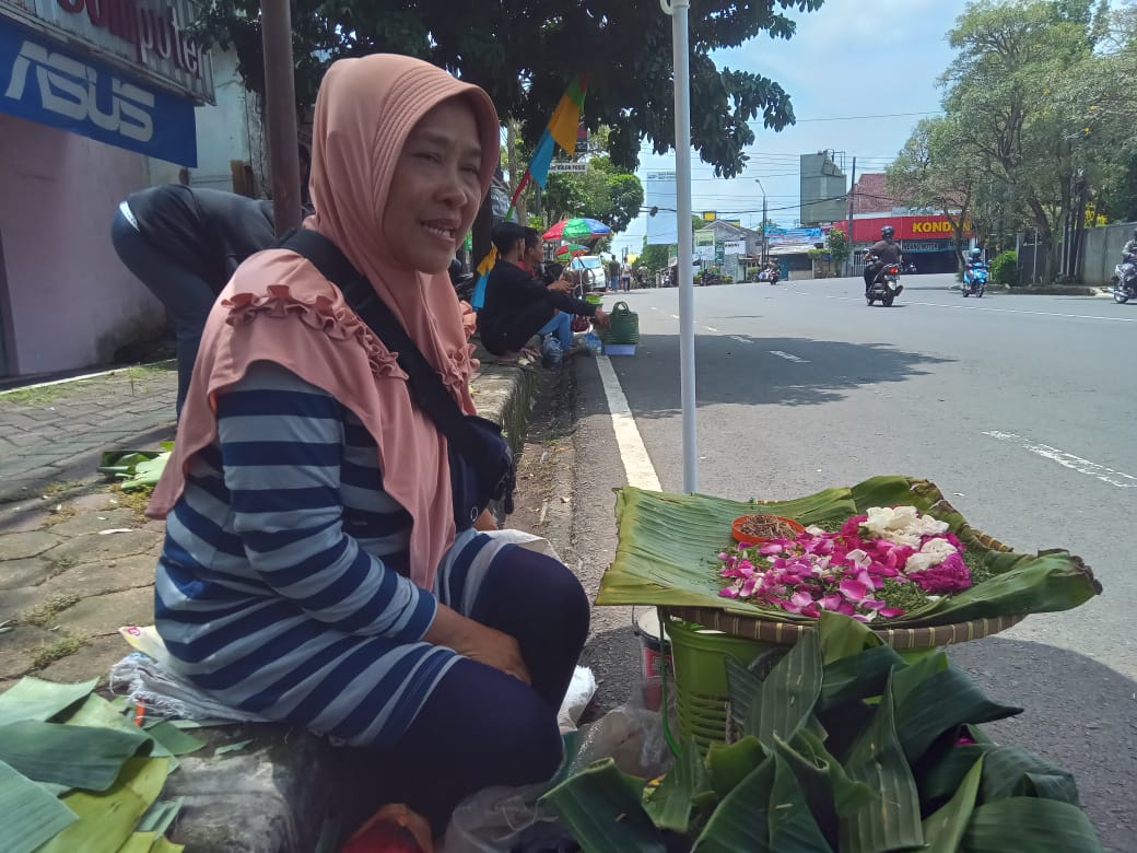 Penjual Bunga Manfaatkan Momen Ramadan Untuk Cari Uang