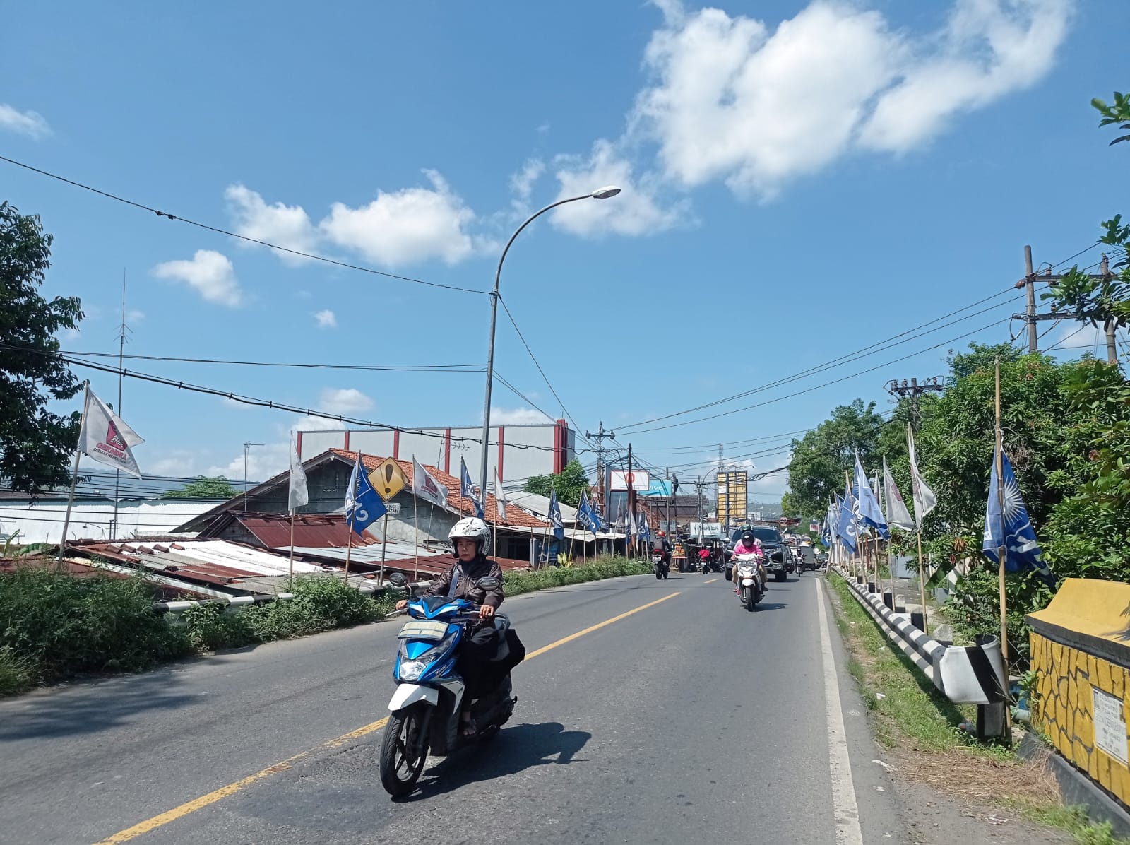 Di Banyumas, Banyak Bendera Parpol Bendiri Tanpa Izin, Satpol PP Terkendala Waktu dan Tenaga Penertiban