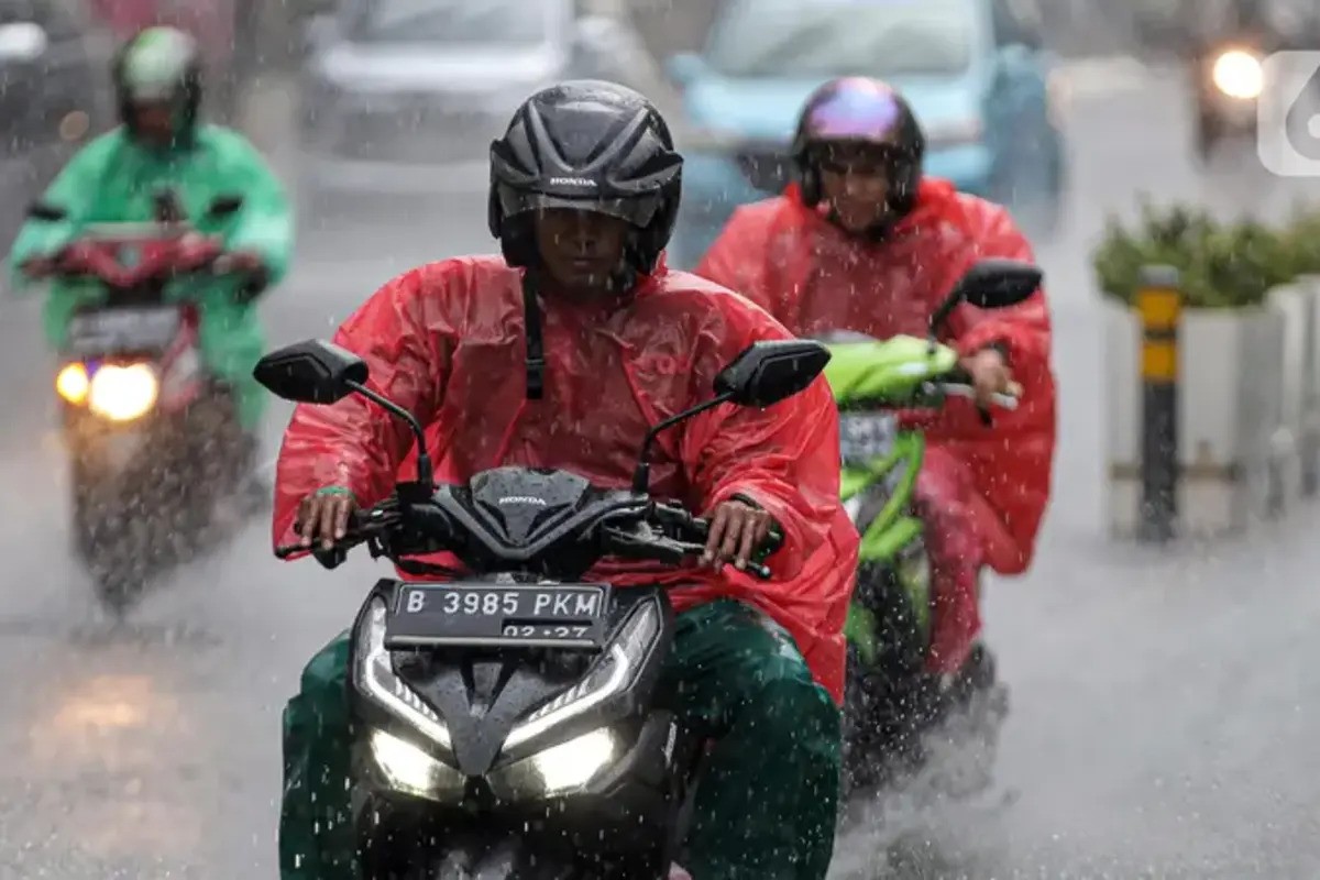 6 Tips Aman Berkendara Motor Matic Saat Musim Hujan yang Bisa Kalian Ikuti
