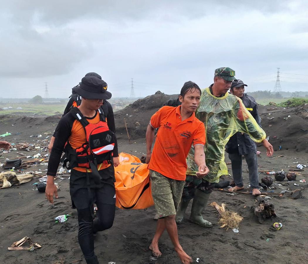 Kapal Nelayan Tergulung Ombak Saat Tabur Jaring di Perairan PLTU Bunton, 2 ABK Selamat , 1 Orang Meninggal