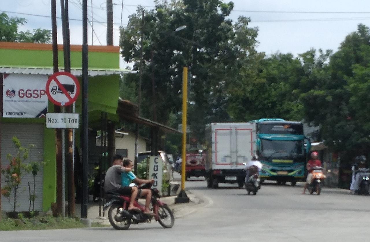 Pelanggar Lalu Lintas Banyak Ditemukan di Simpang Empat Mewek