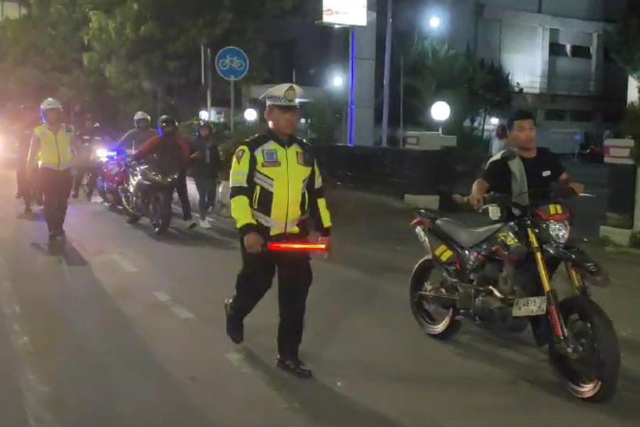 Terjaring Razia, Puluhan Pemotor Berknalpot Brong di Purwokerto Dorong Motor ke Kantor Polisi