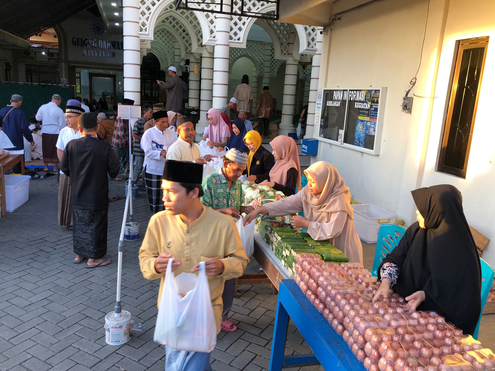 Masjid Al Muttaqien Bagikan 200 paket Sembako