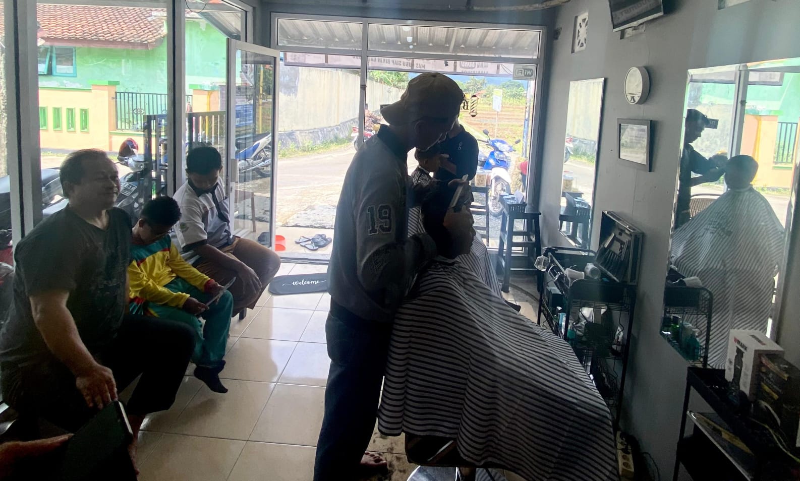 Barber Shop Diserbu Jelang Masuk Sekolah, Kunjungan Naik Hingga 40 Persen