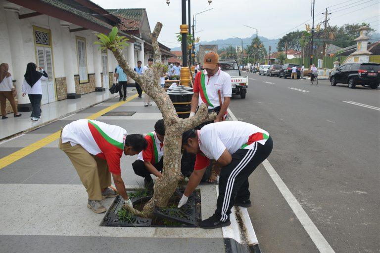 Puluhan Ribu Warga Cilacap Ikuti aksi Bersih-Bersih Lingkungan
