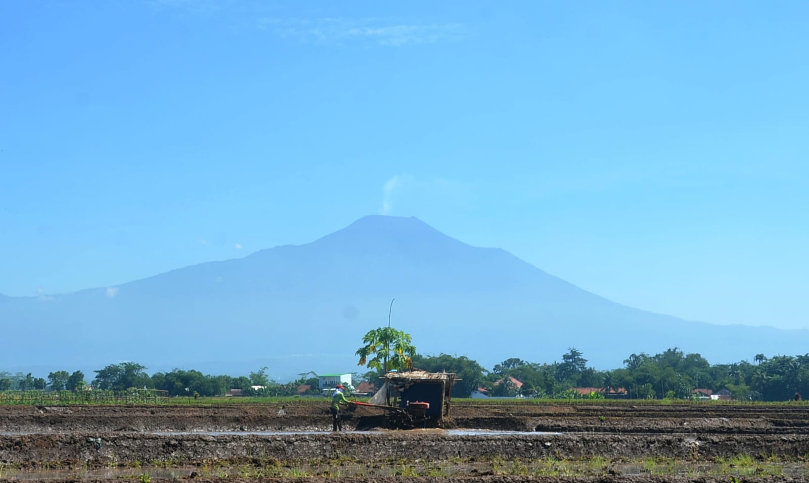 Aktivitas Vulkanik Gunung Slamet Terus Meningkat, Larangan Aktivitas Warga Diperluas