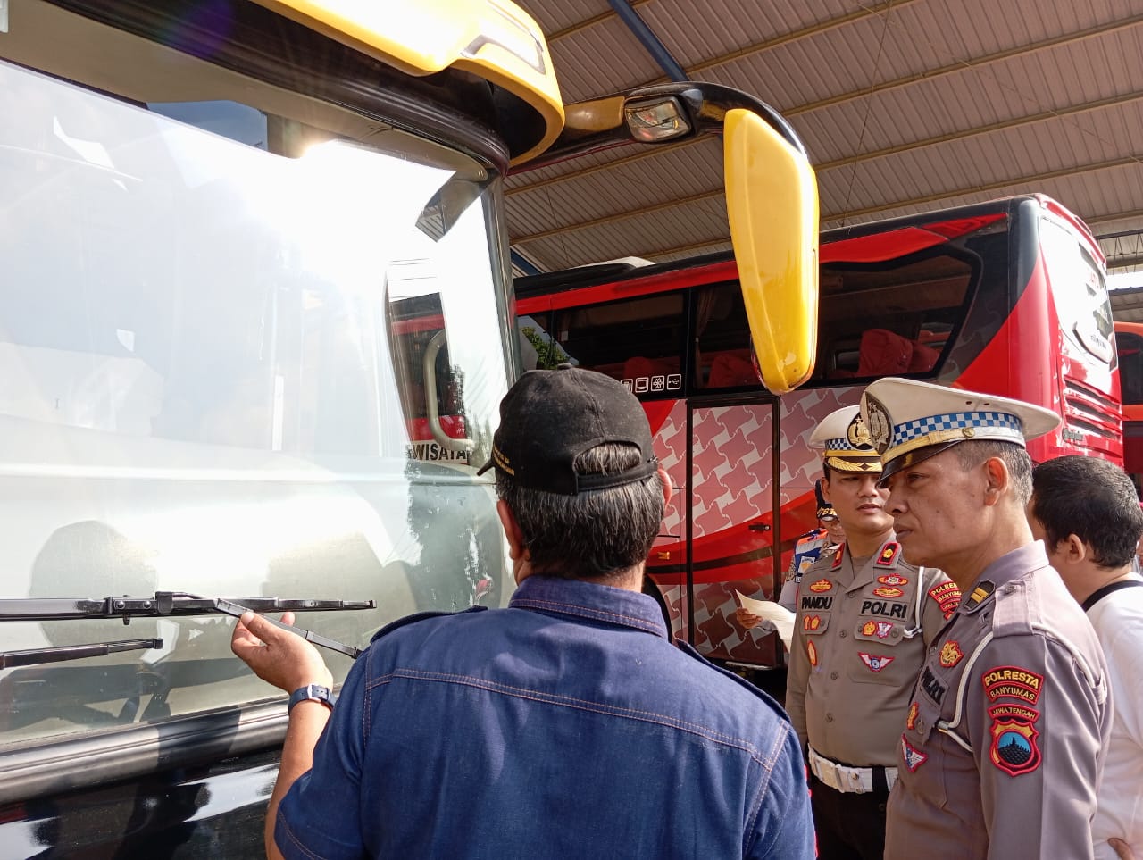 Antisipasi Kecelakaan Lalu Lintas, Petugas Gabungan di Banyumas Cek Bus