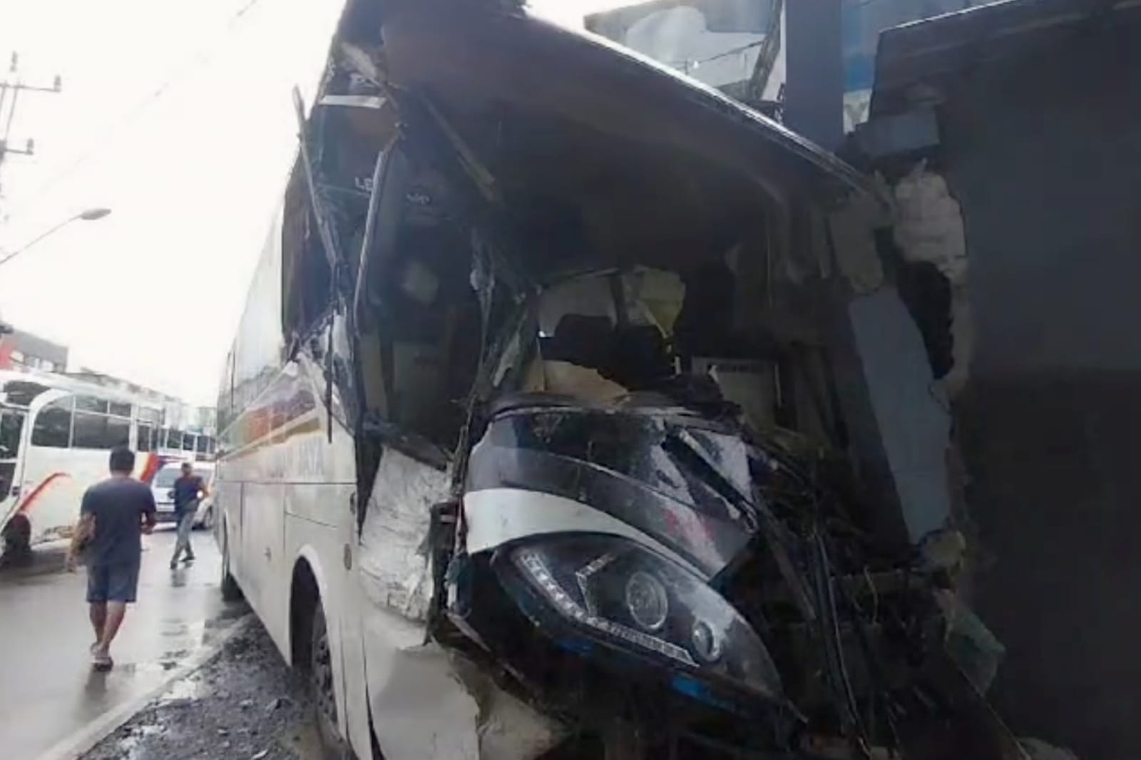 Kecelakaan Beruntun di Jalan Gerilya Purwokerto, Bus Sinar Jaya Seruduk Mikro, Mobil hingga Ruko