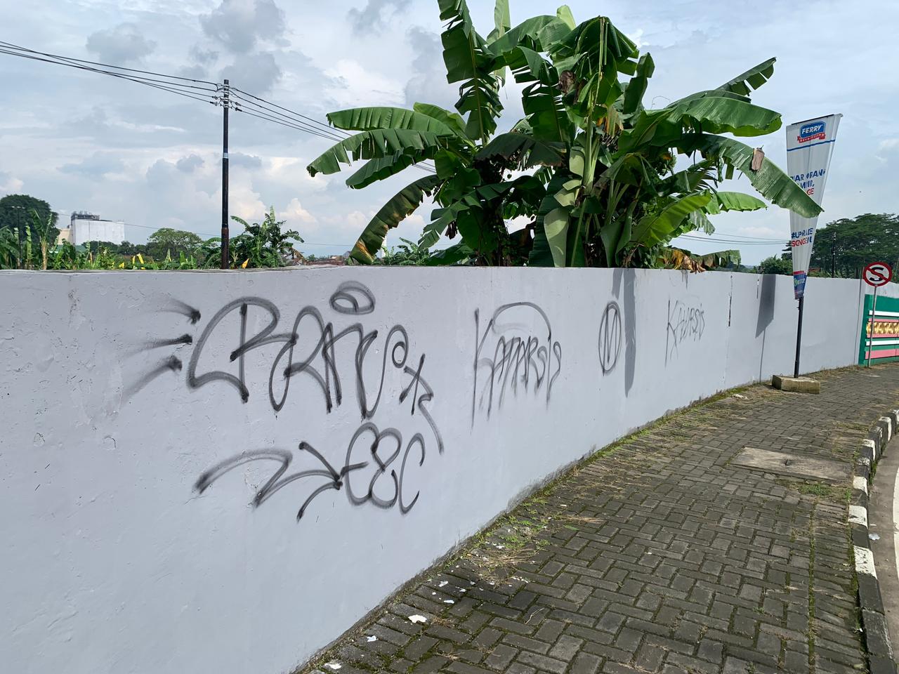 Belum Sebulan Dibersihkan, Dinding Underpass Soedirman Kembali Jadi Sasaran Vandalisme