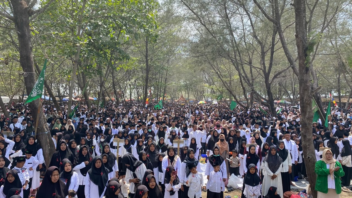 HSN, Puluhan Ribu Santri Gelar  Pawai Budaya dan Istighosah di Pantai Setrojenar