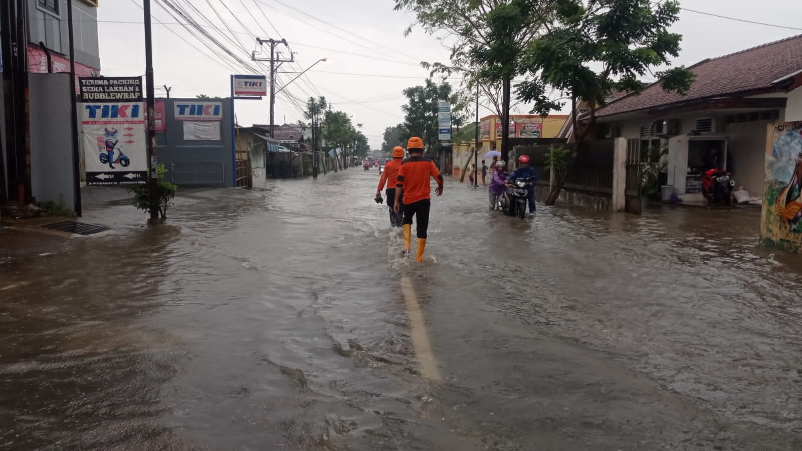 Hujan Lebat, Banjir Rendam Jalan Supriyadi Purwokerto Timur