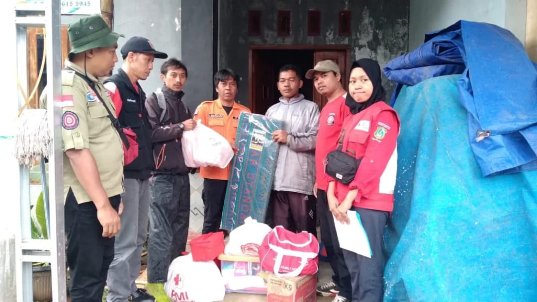 Pemkab Banjarnegara Salurkan Bantuan untuk Korban Banjir dan Longsor di Kalibening