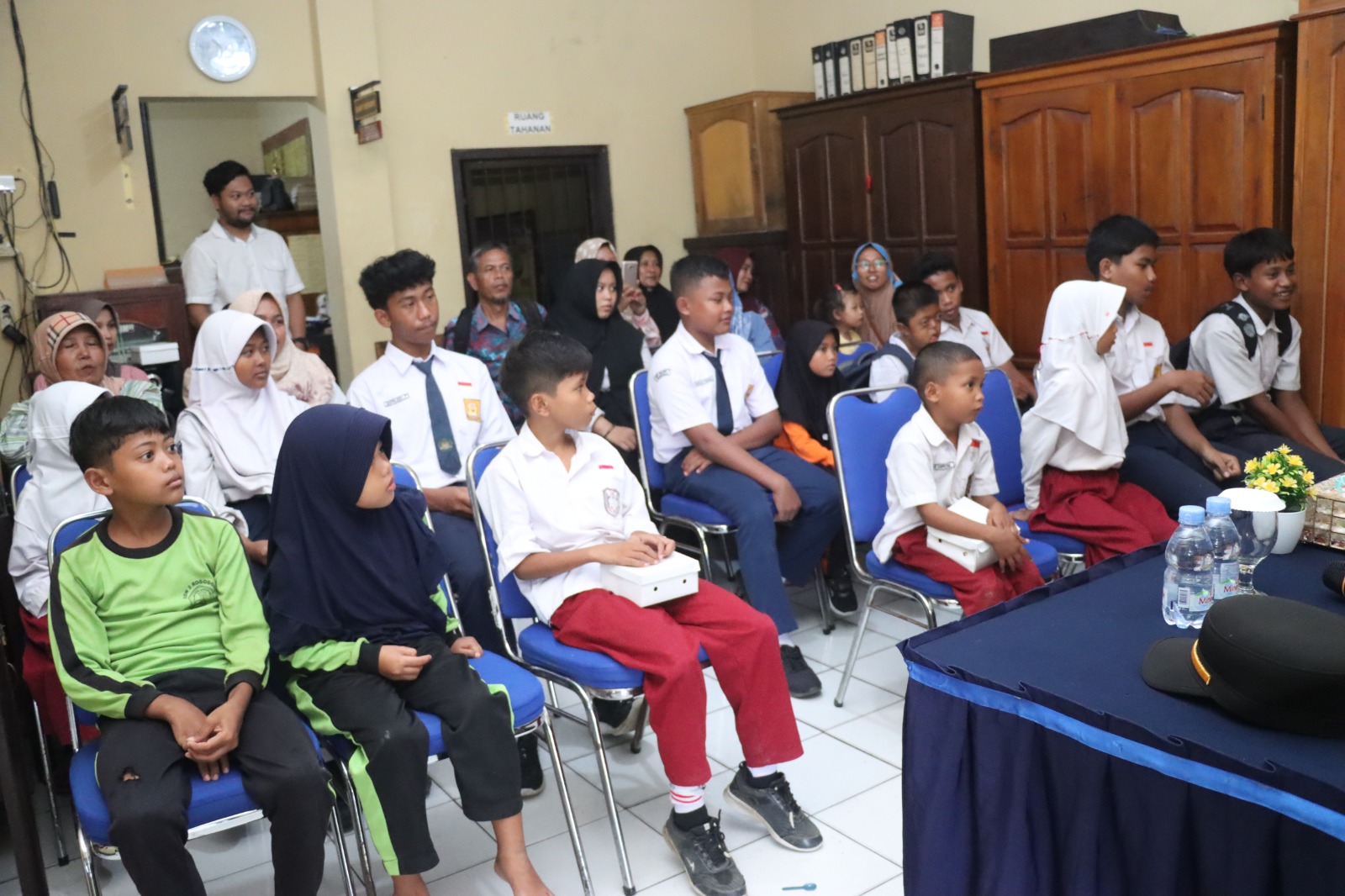 Pelajar Buayan Dapat Bantuan Alat Sekolah
