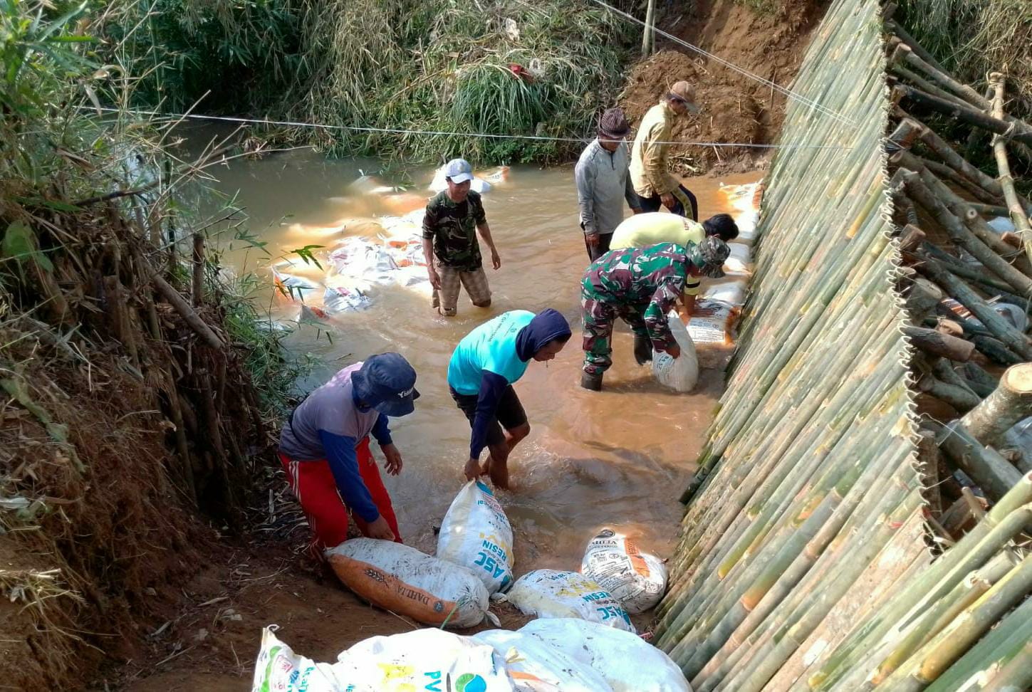 Penuhi Pasokan Air, Petani Desa Madusari Bangun Bendungan Sederhana 