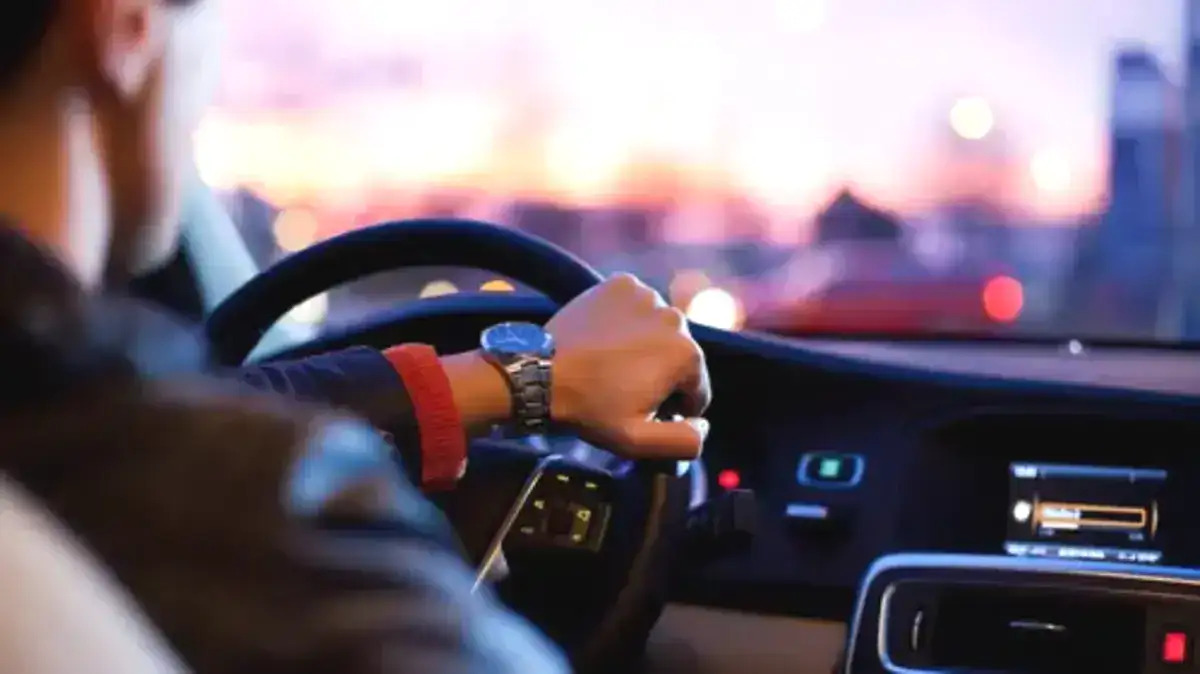 9 Tips Mengemudi Mobil Matic di Jalan Sempit Bagi Pemula