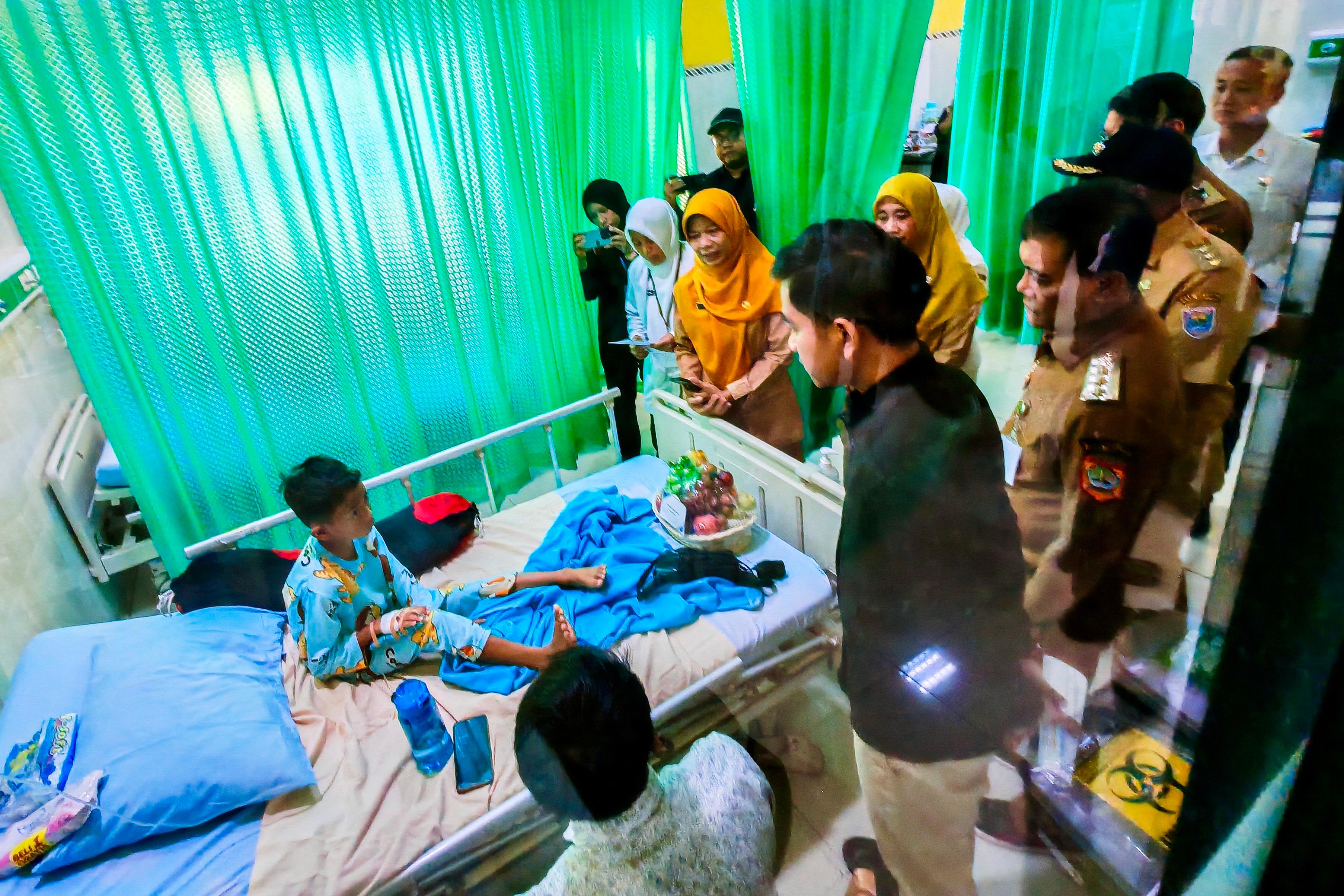 Gibran dan Ahmad Luthfi Turun Langsung Tinjau Pasien Dugaan Keracunan MBG di Batang