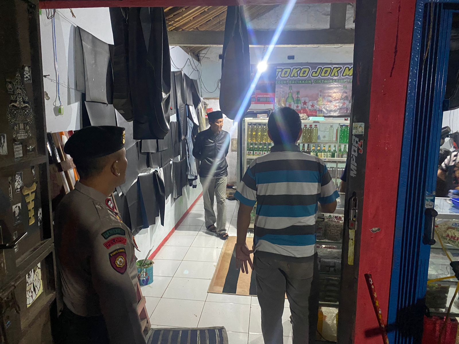 Gerebek Ruko, Polisi Sita Puluhan Botol Miras