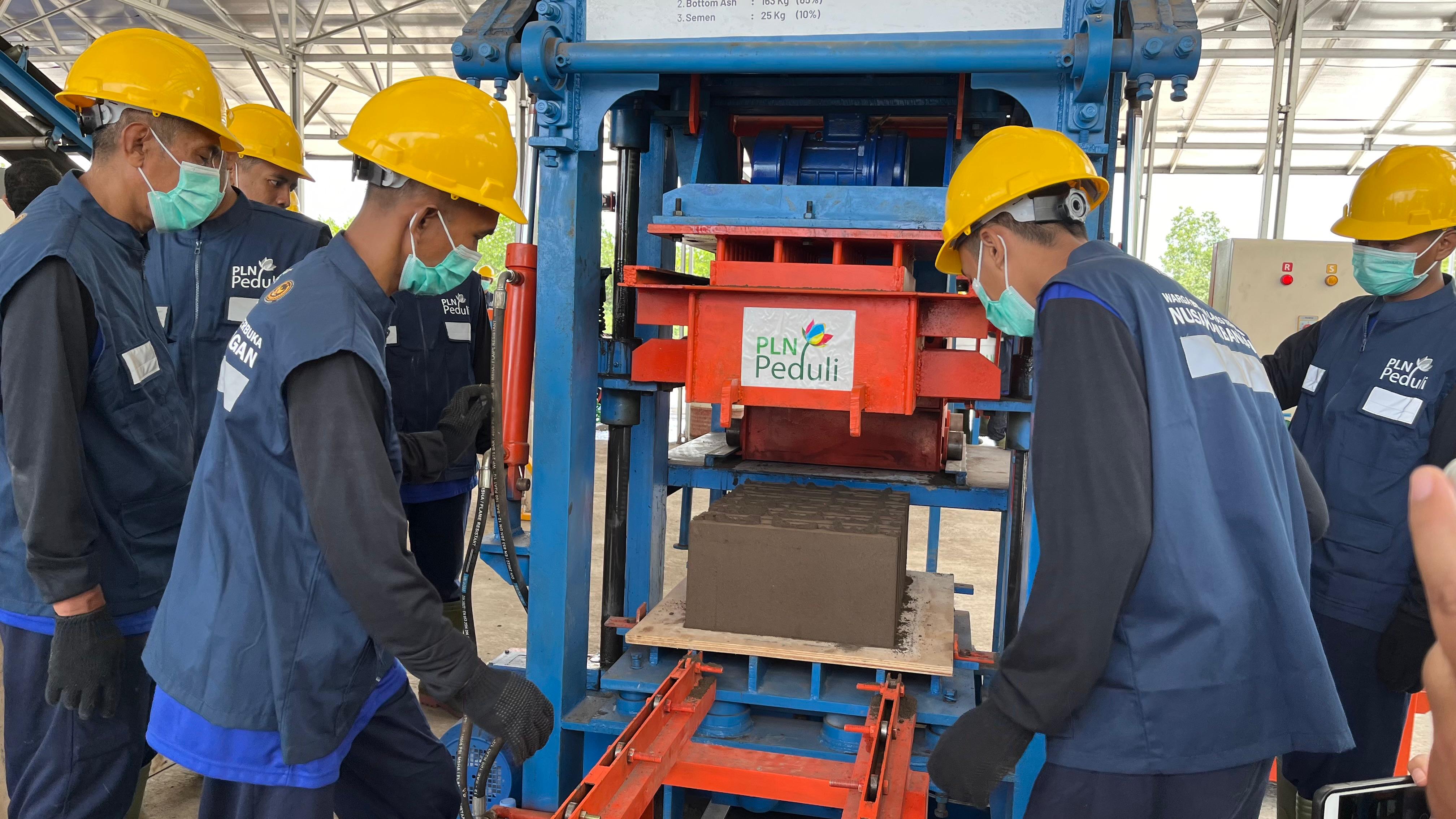 Limbah PLTU Disulap Jadi Batako, Warga Binaan Nusakambangan Punya Harapan Baru