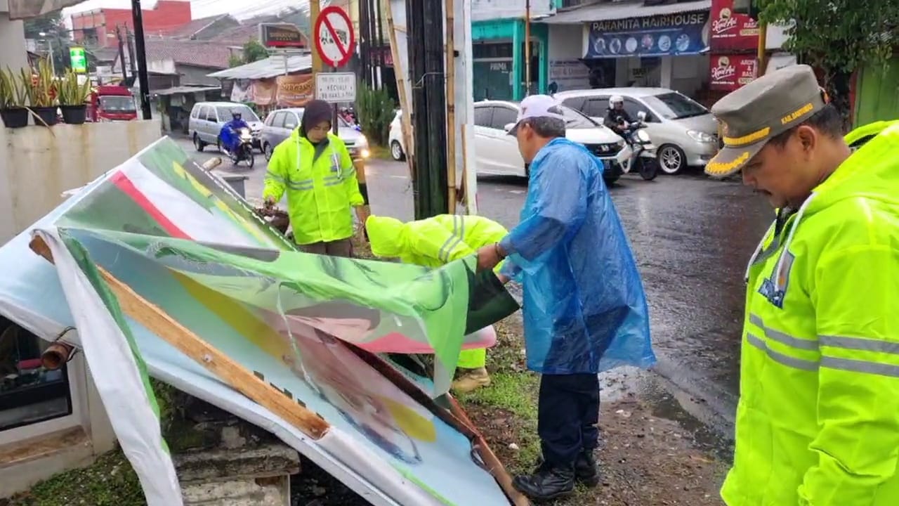 Masuk Masa Tenang Pilkada, Alat Peraga Kampanye Dibersihkan