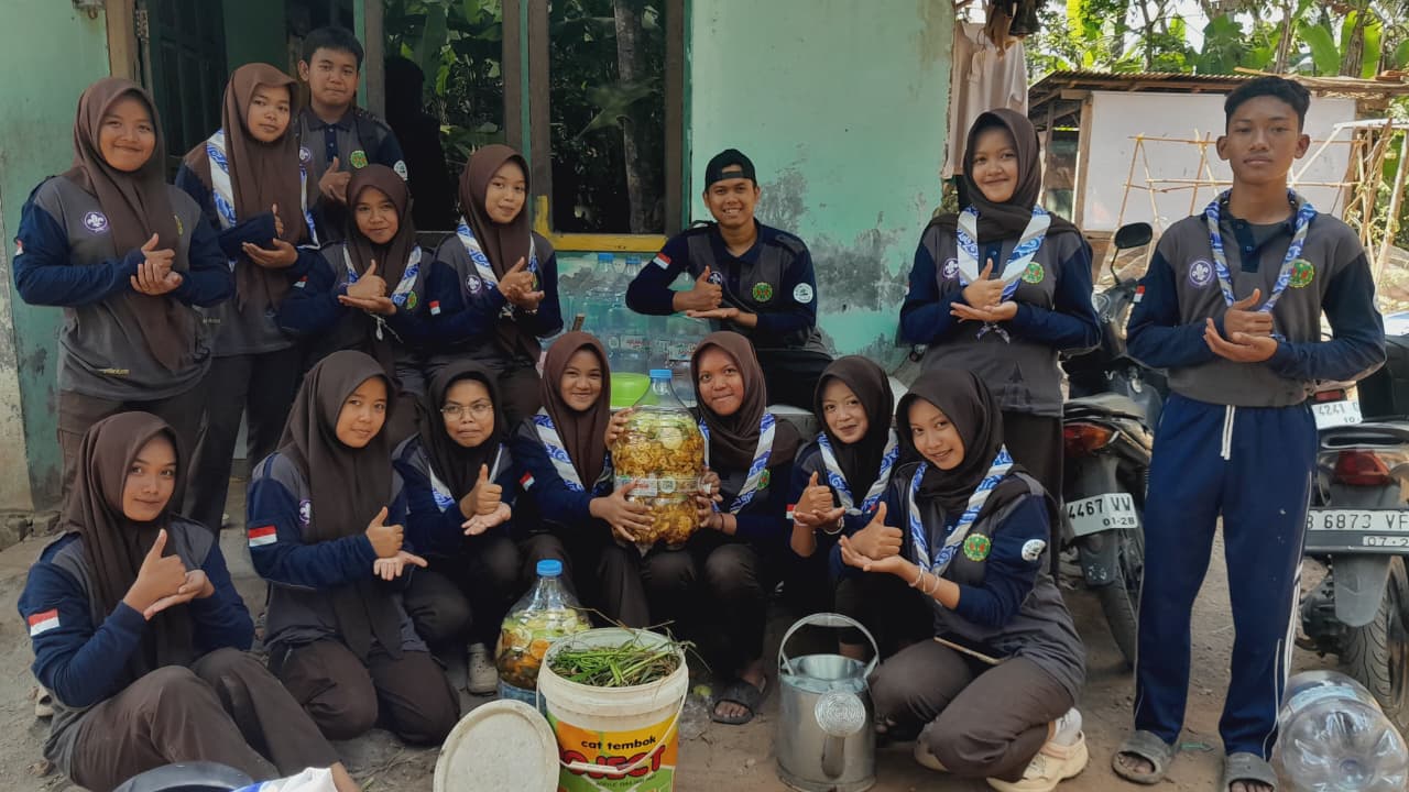 Pramuka SMK Ma'arif 5 Gombong Belajar Pertanian Organik Sejak Dini