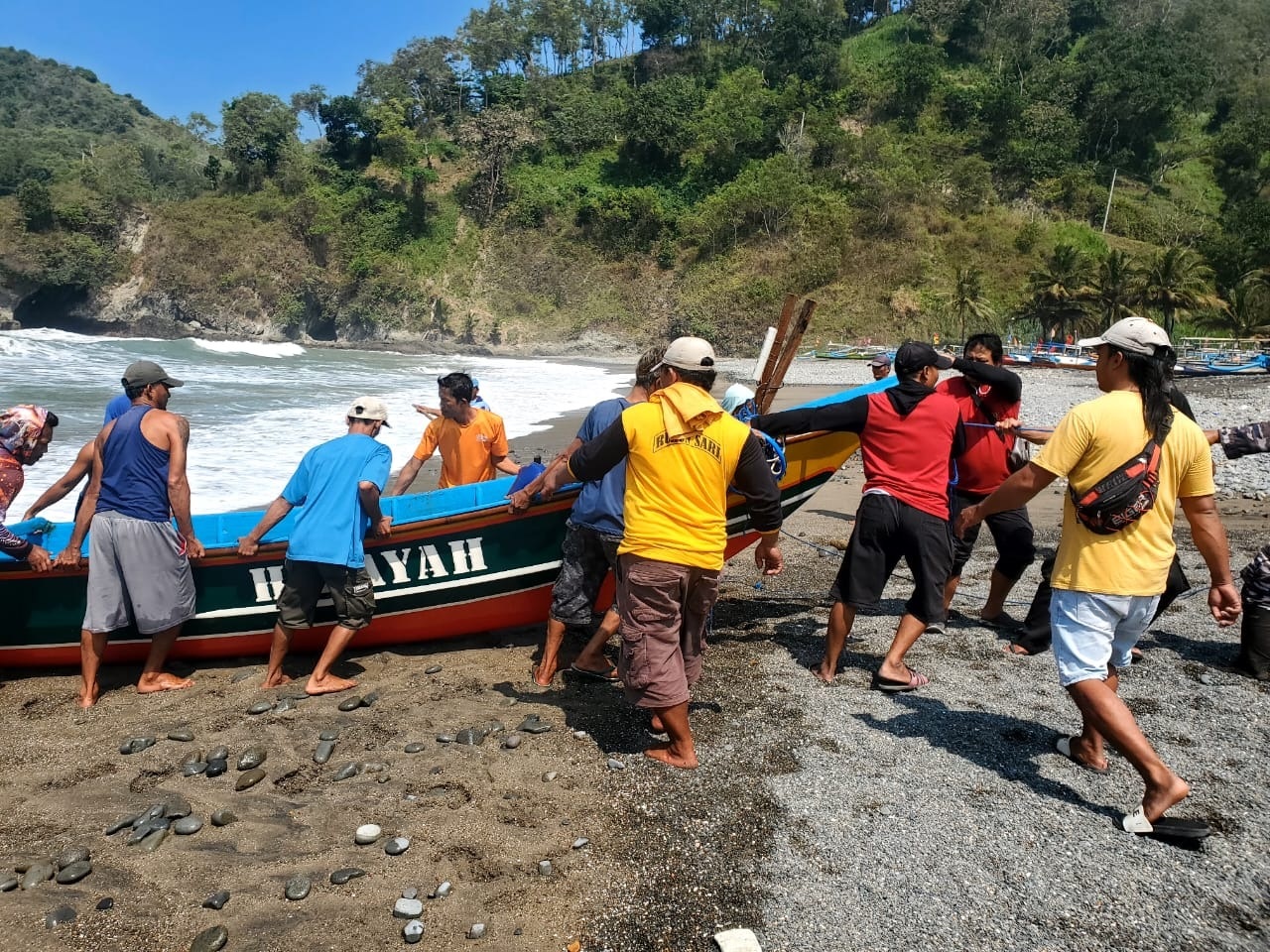 15 Perahu Nelayan Kebumen Dievakuasi, Sebagian Rusak Parah Akibat Diterjang Cuaca Ekstrem