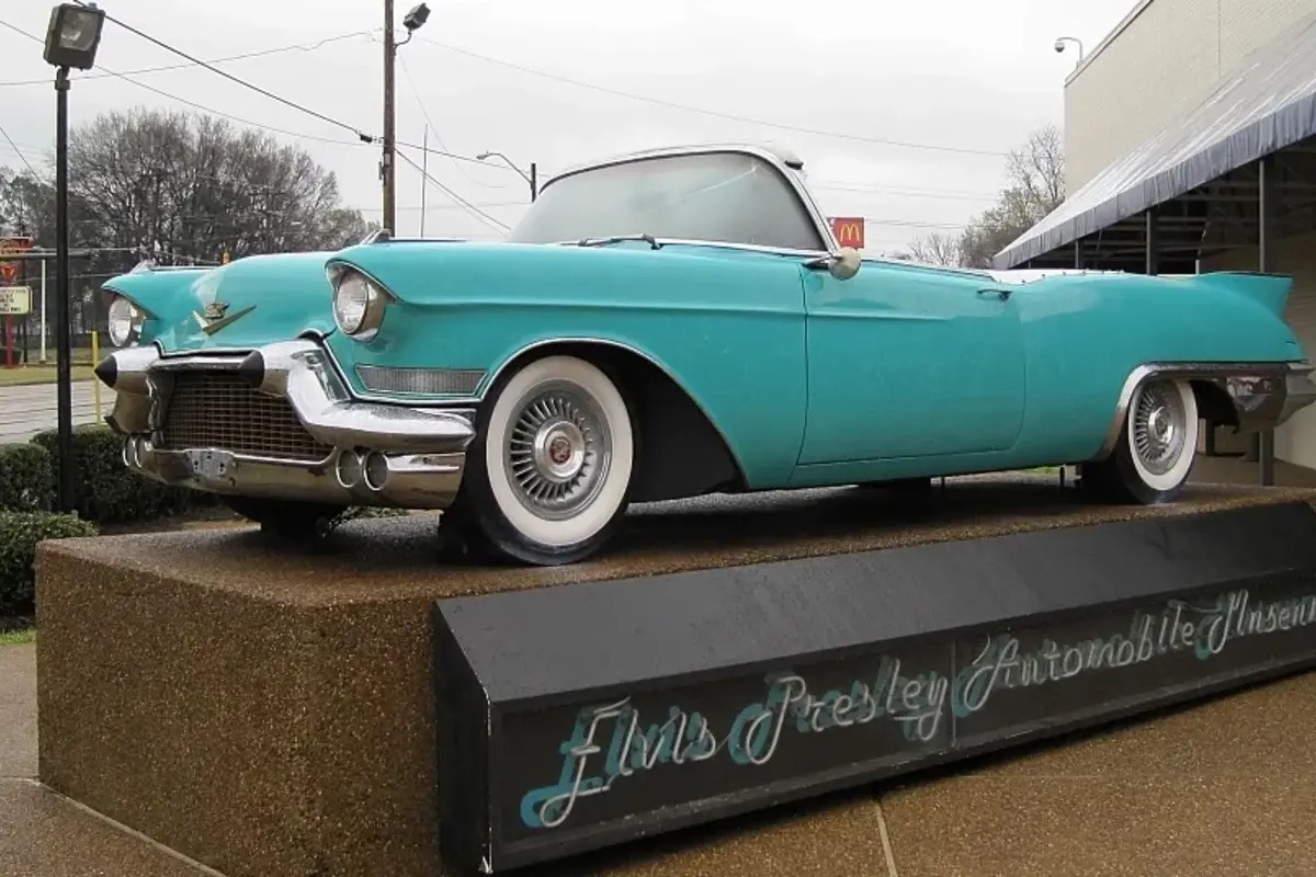 5 Mobil Klasik Peninggalan Selebritis Dunia yang Diabadikan di Dalam Museum