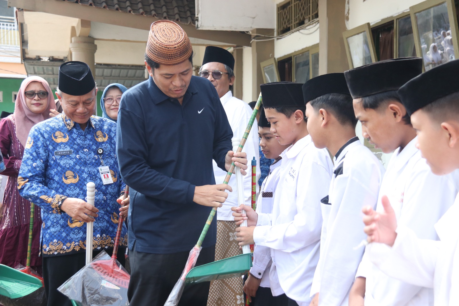 Tradisi Ro’an Santri Banjarnegara Jadi Gerakan Bersama Jaga Kebersihan dan Karakter