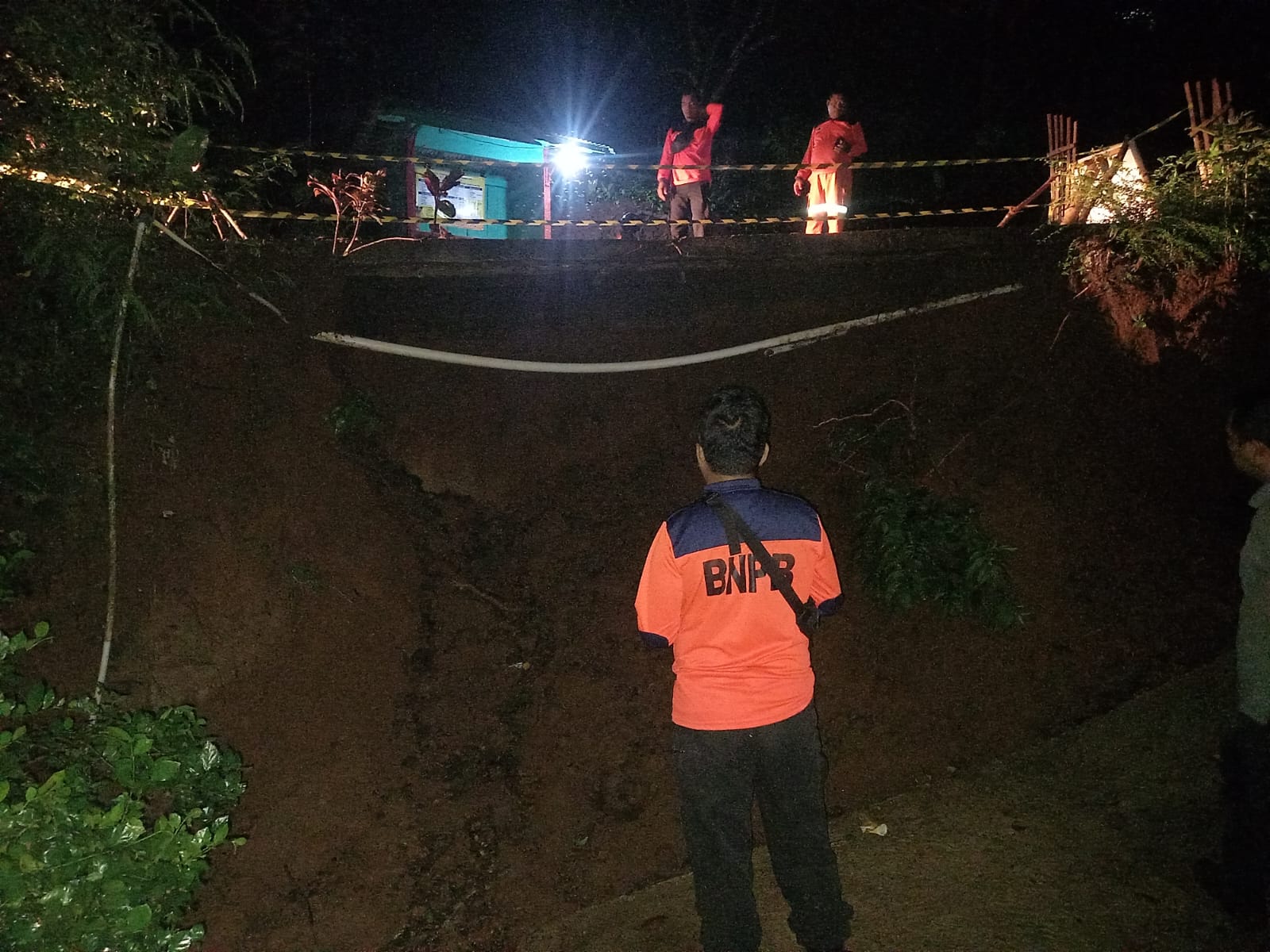 Terdampak Longsor, Ruas Jalan Kabupaten di Binangun Banyumas Terancam Ambruk