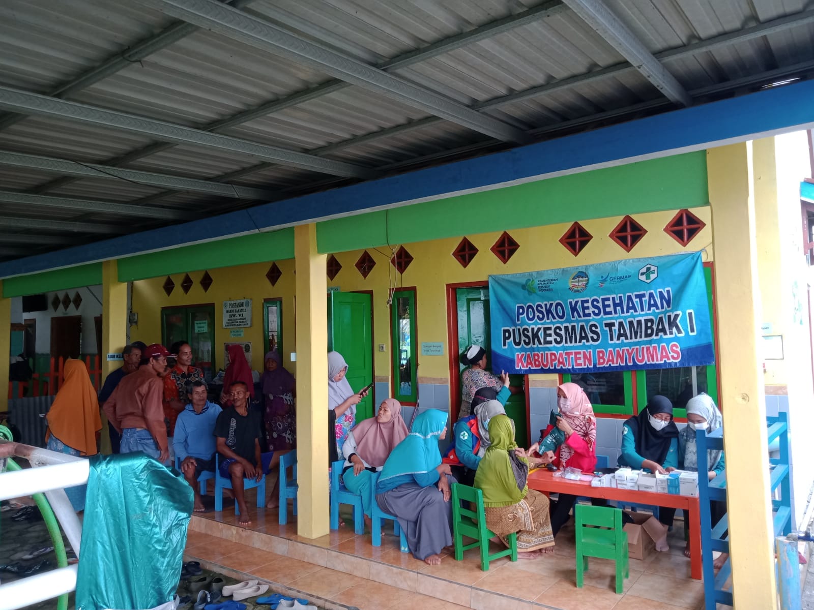 Pengobatan Mobile Di Sisa Lokasi Banjir Jalan Terus di Kecamatan Tambak 