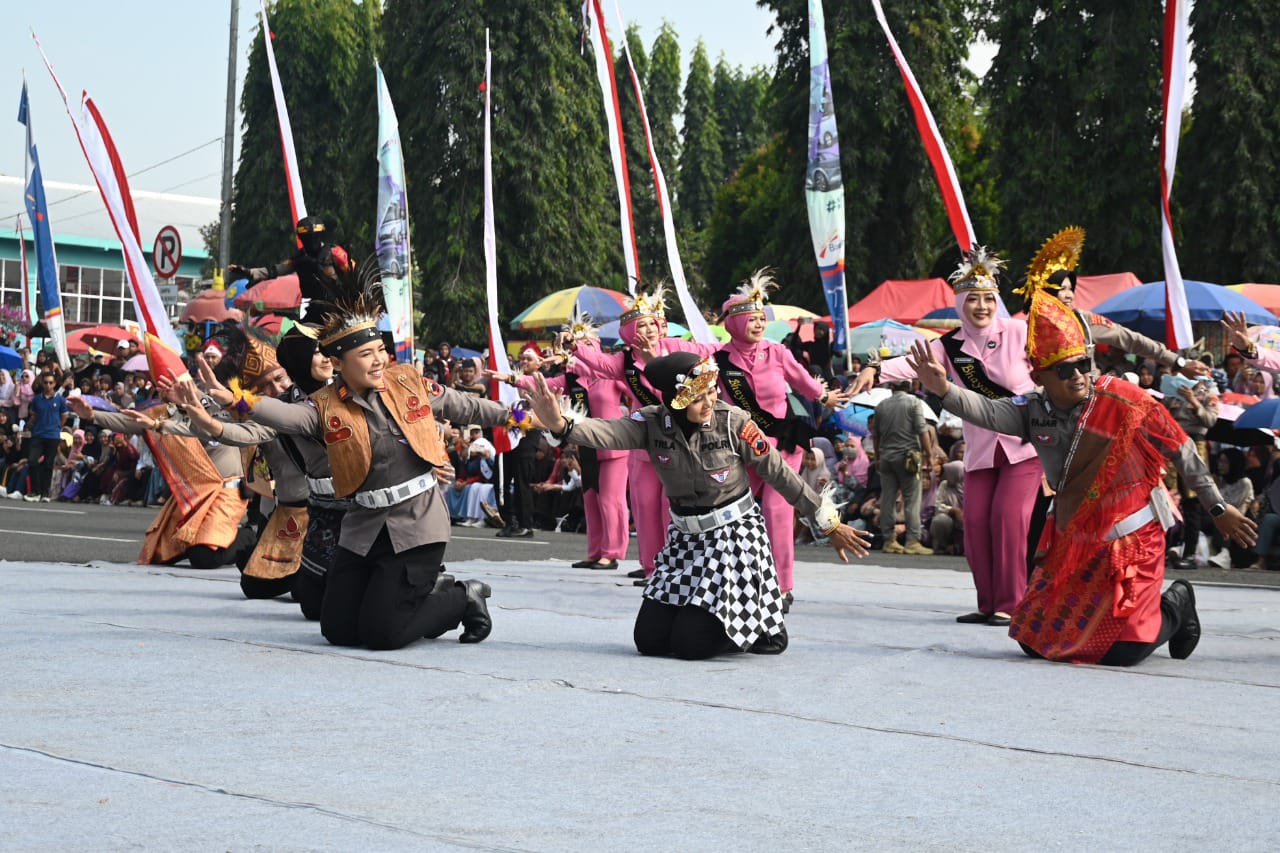 Tarian Pacu Jalur Warnai Pawai Kebangsaan HUT ke-80 RI Kabupaten Purbalingga