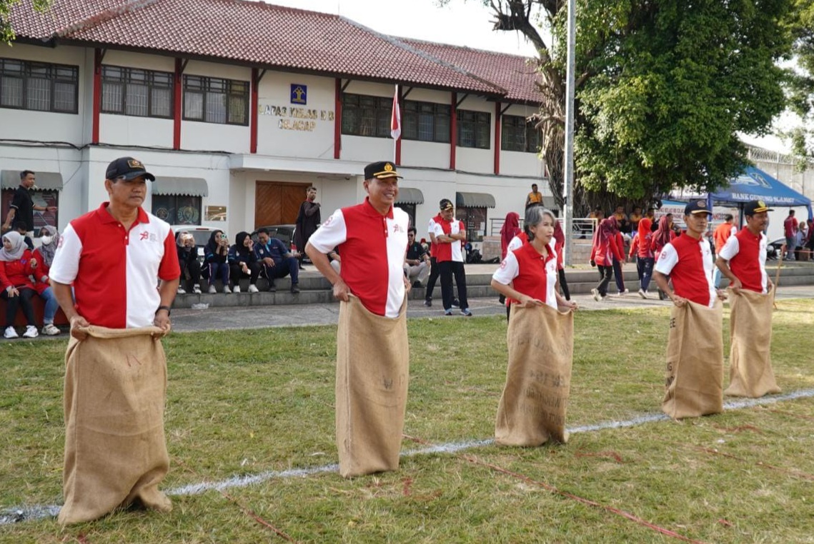 Kegiatan Peringatan HUT Ke-78 RI Dimulai dengan Balap Karung Antara Pj Bupati Cilacap Lawan Forkompimda