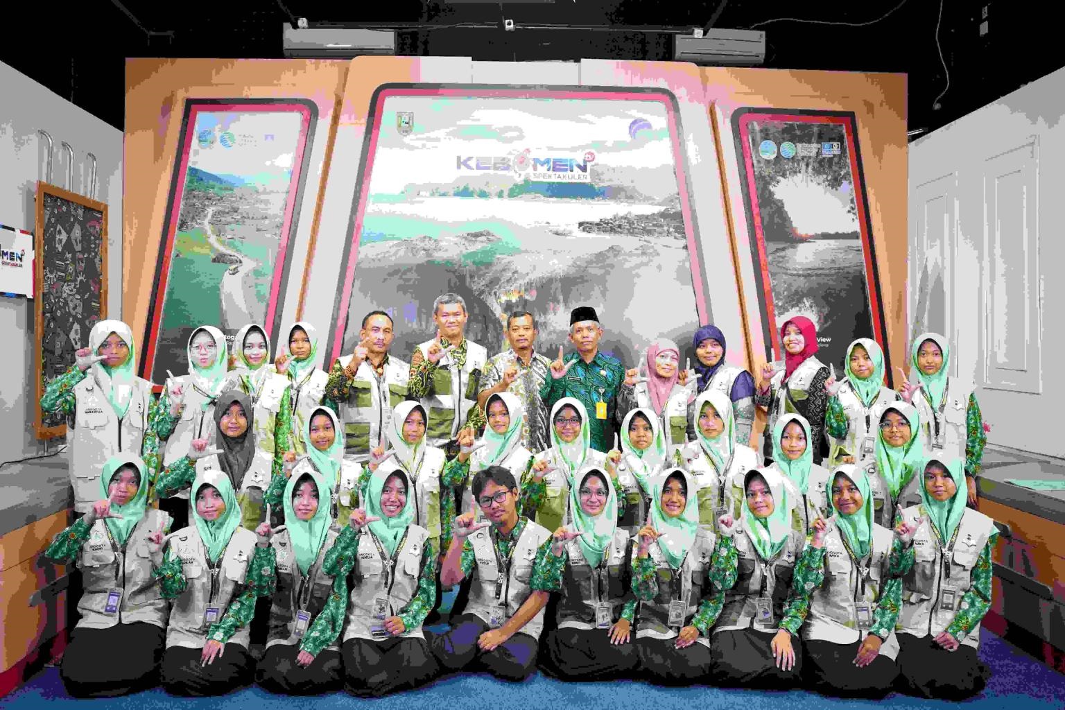 Siswa MTsN 1 Belajar Jurnalistik di Diskominfo