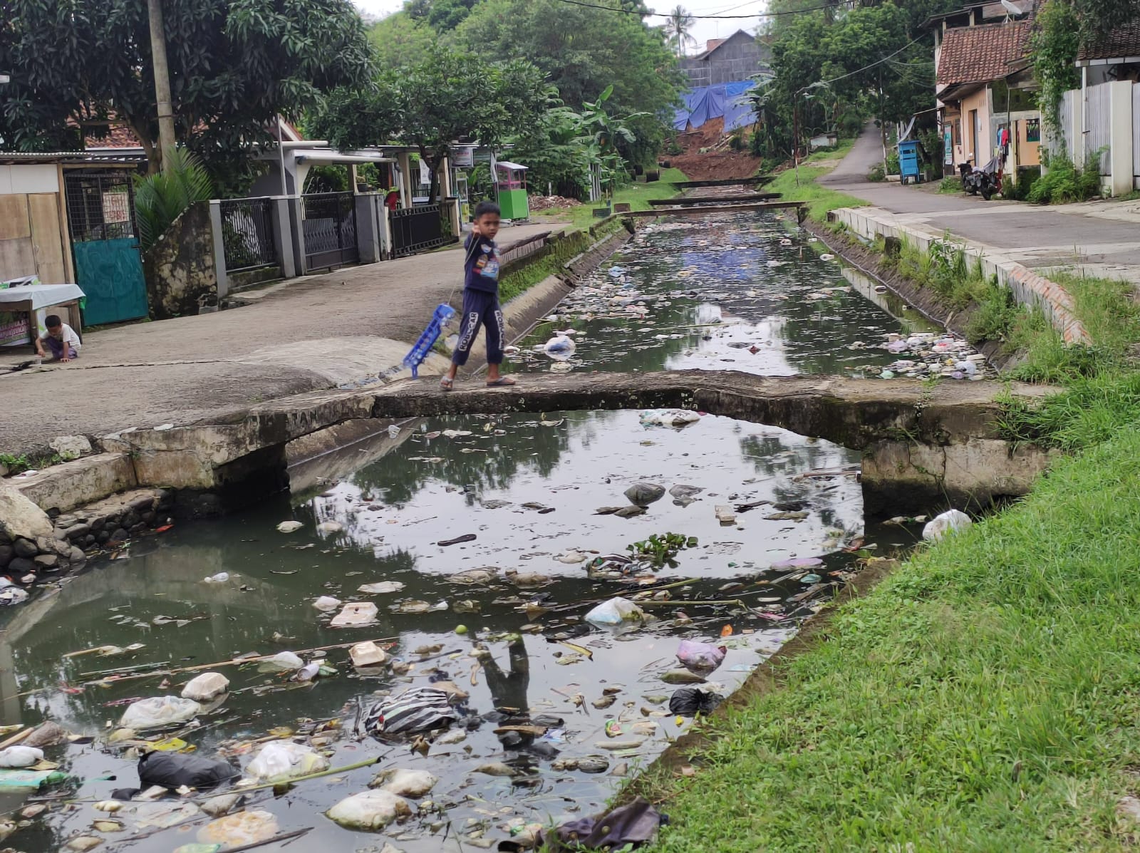 Bau Sudah Menyengat,  Air Tak Mengalir dan Keruh di Saluran Irigasi Banjaran di Kelurahan Tanjung