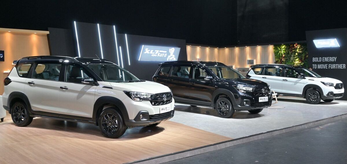 Mobil Suzuki XL7 Hybrid Alpha Kuro Vs Mitsubishi Xpander Cross, Mana Yang Lebih Ngegas?