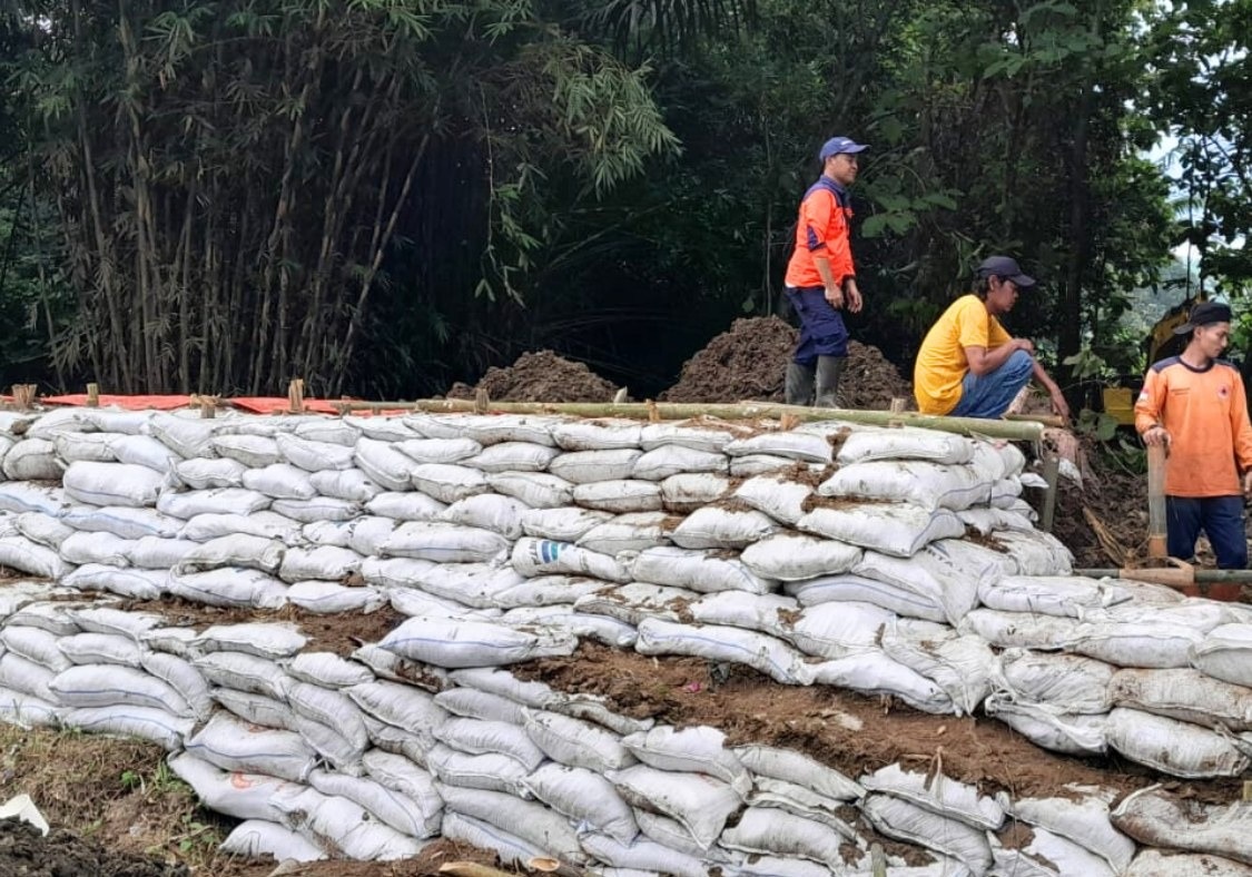 Warga Surotrunan Bangun Tanggul Darurat