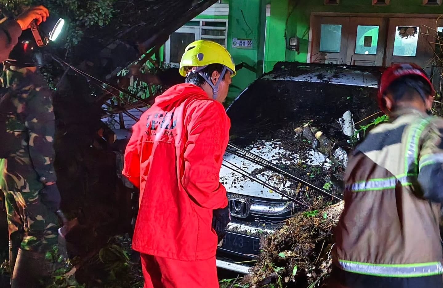 Hujan Deras dan Angin Kencang di Banjarnegara, Pohon Tumbang Tutup Jalan Utama