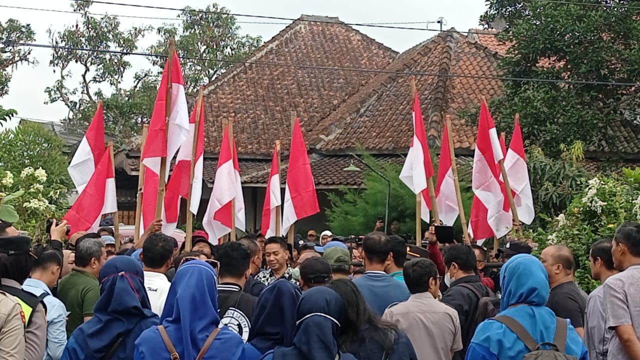 Tegang! Proses Eksekusi Lahan dan Bangunan di Jalan Ahmad Yani, Massa Menolak Pindah