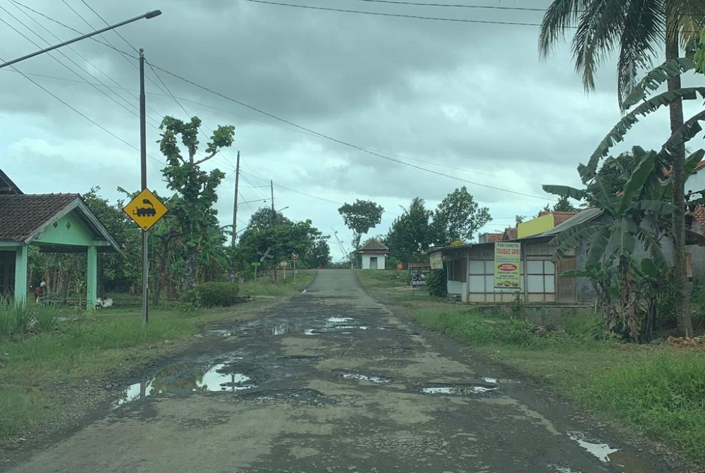 Rusak Parah! Akses Jalan Kabupaten di Cilacap Butuh Perbaikan 