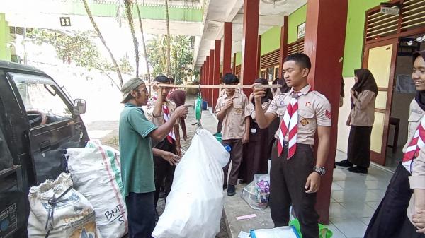 Siswa di Banjarnegara Mendulang Rupiah dari Bank Sampah