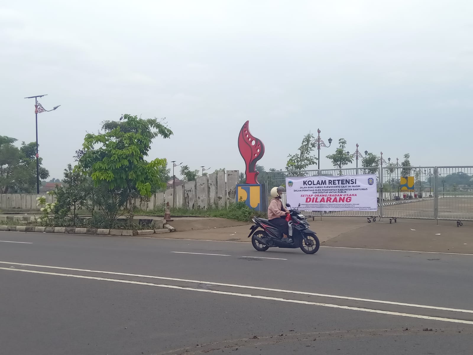 Satpol Pasang Spanduk Larangan di Area Kolam Retensi Begini Isinya