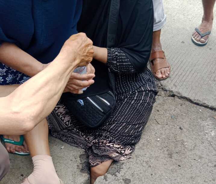 Kaki Terjebak di Penutup Gorong-Gorong, Seorang Wanita Dievakuasi Damkar di Pasar Sampang, Cilacap