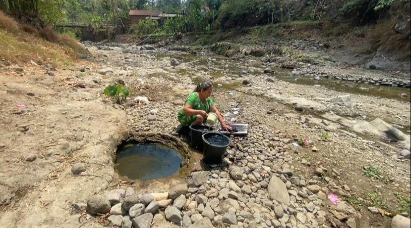 Desa Kaliajir Banjarnegara Masih Dilanda Kekeringan, Warga Ambil Air dari Sungai, Namun Berbau Karat  